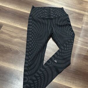ALO Yoga Black and Gray Patterned Leggings